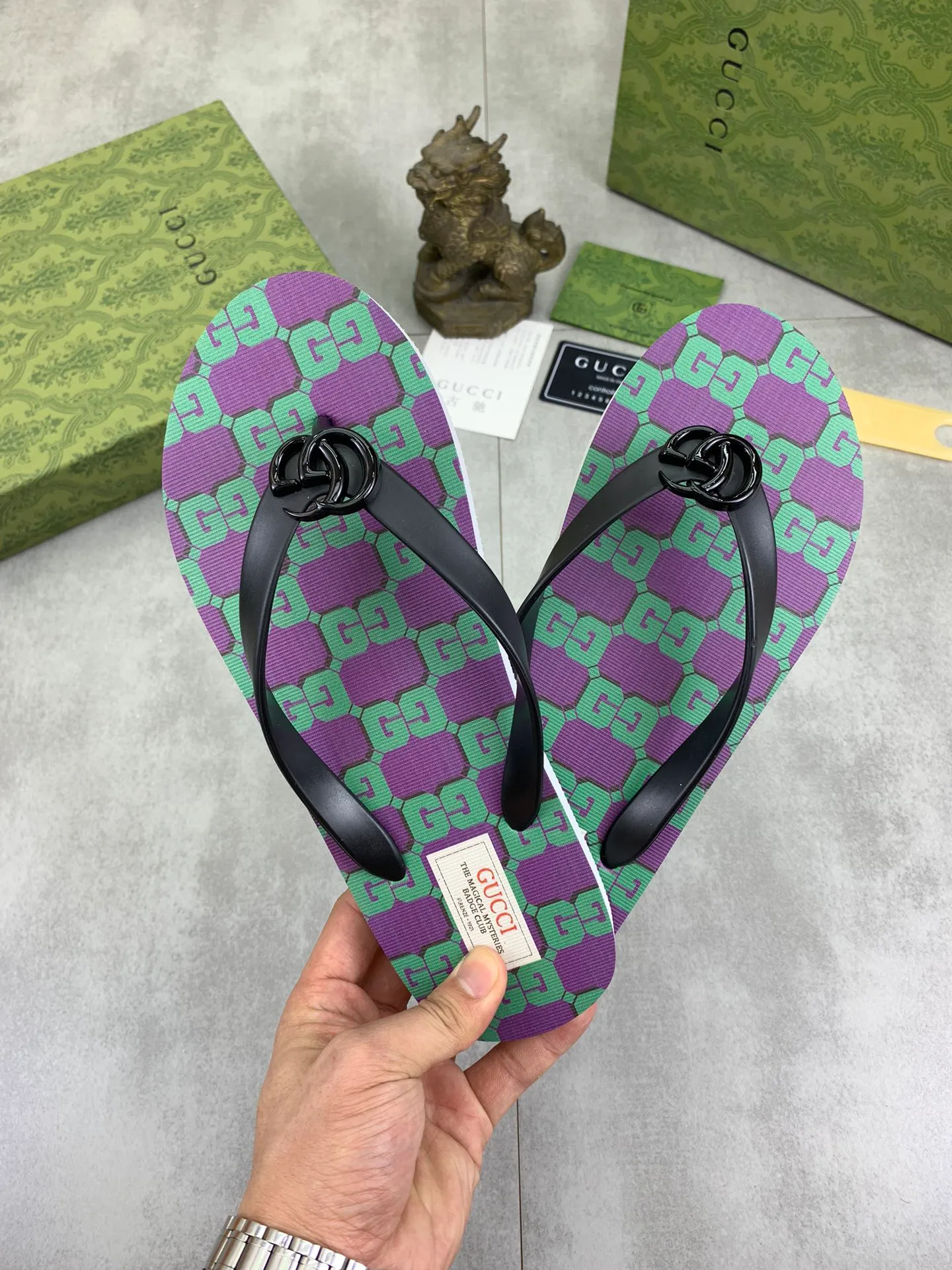 Men's men's shoes 💰P220💰【New style】🆘【GUCCI】Official website's popular Gucci adult couple 🧑‍🤝‍🧑 style, children's flip-flops are on sale at the counter simultaneously! Original fabric imported from Italy. Original bottom provided by the original factory. Size: Adult 36-45. Children’s size: 30-37. Multiple colors available.